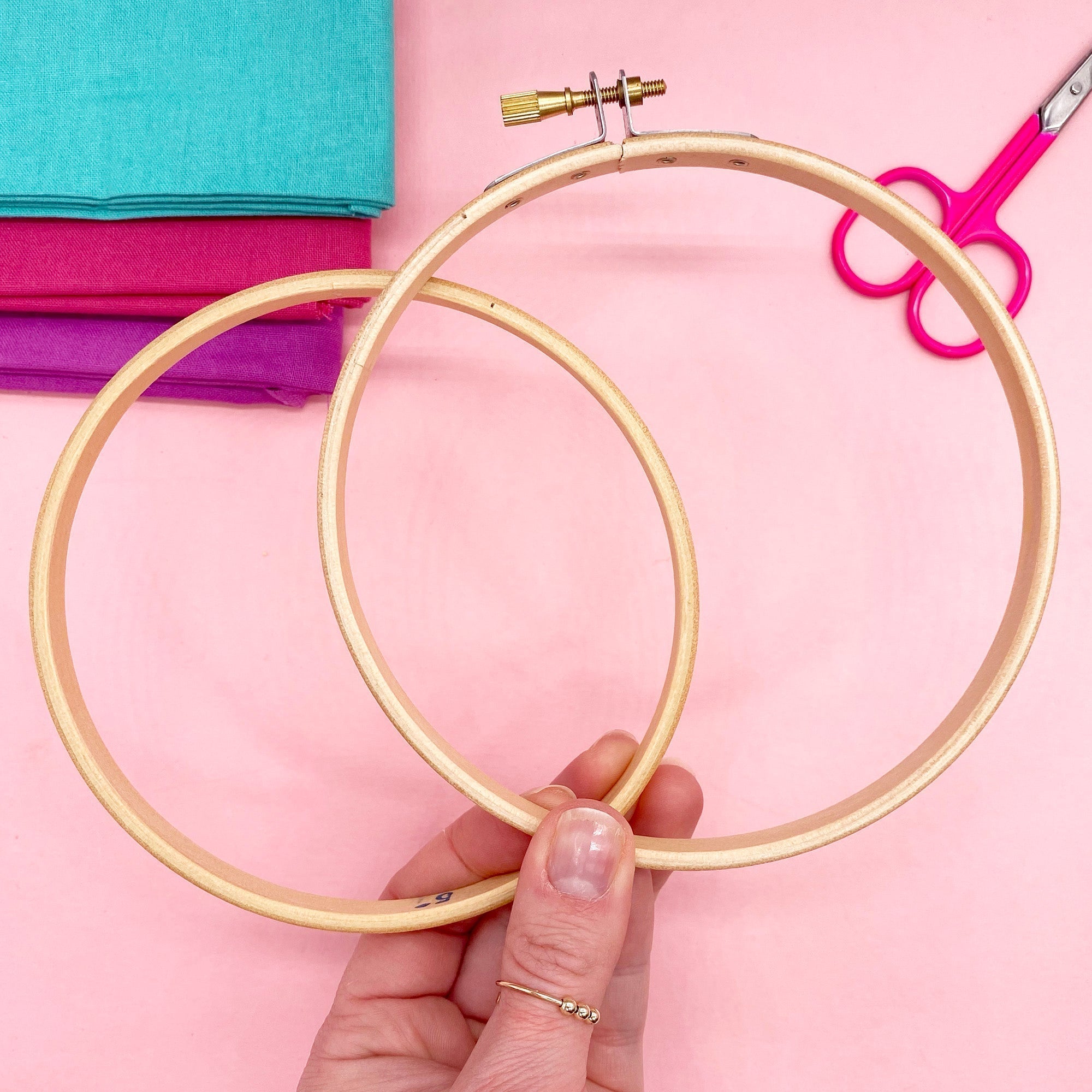 How to Set Up an Embroidery Hoop (Beginner Step-by-Step Guide)